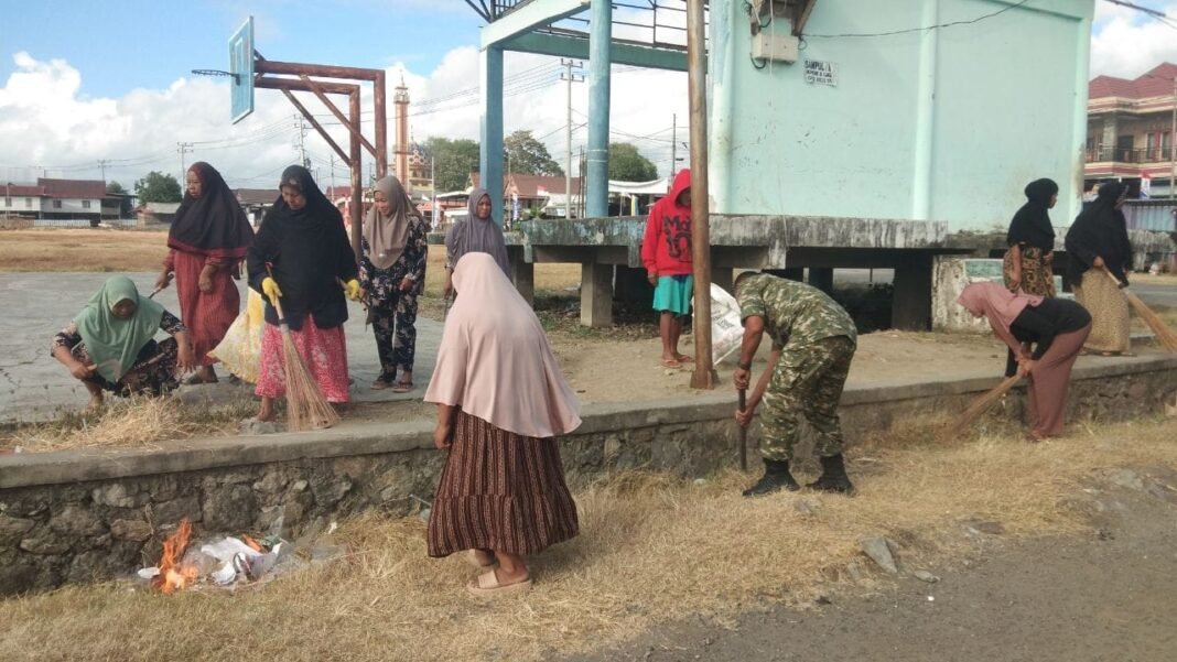 Pembersihan Lingkungan Dilaksanakan oleh Babinsa dan Warga di Sidrap