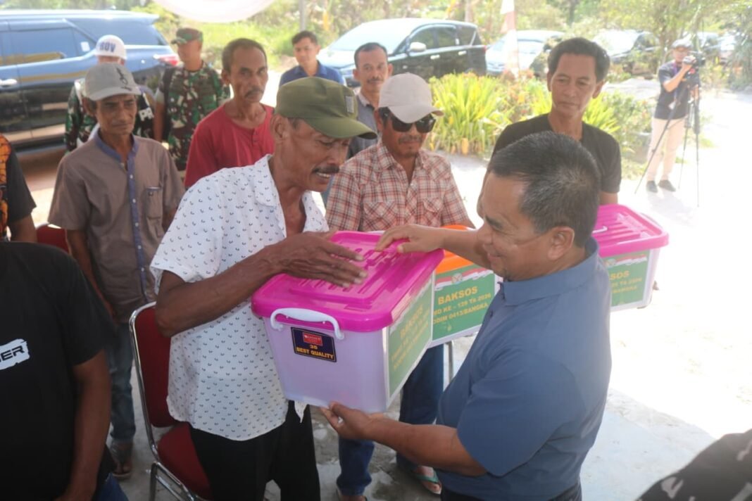 Kepedulian TNI: Brigjen Jangkung Salurkan Sembako di Desa Deniang