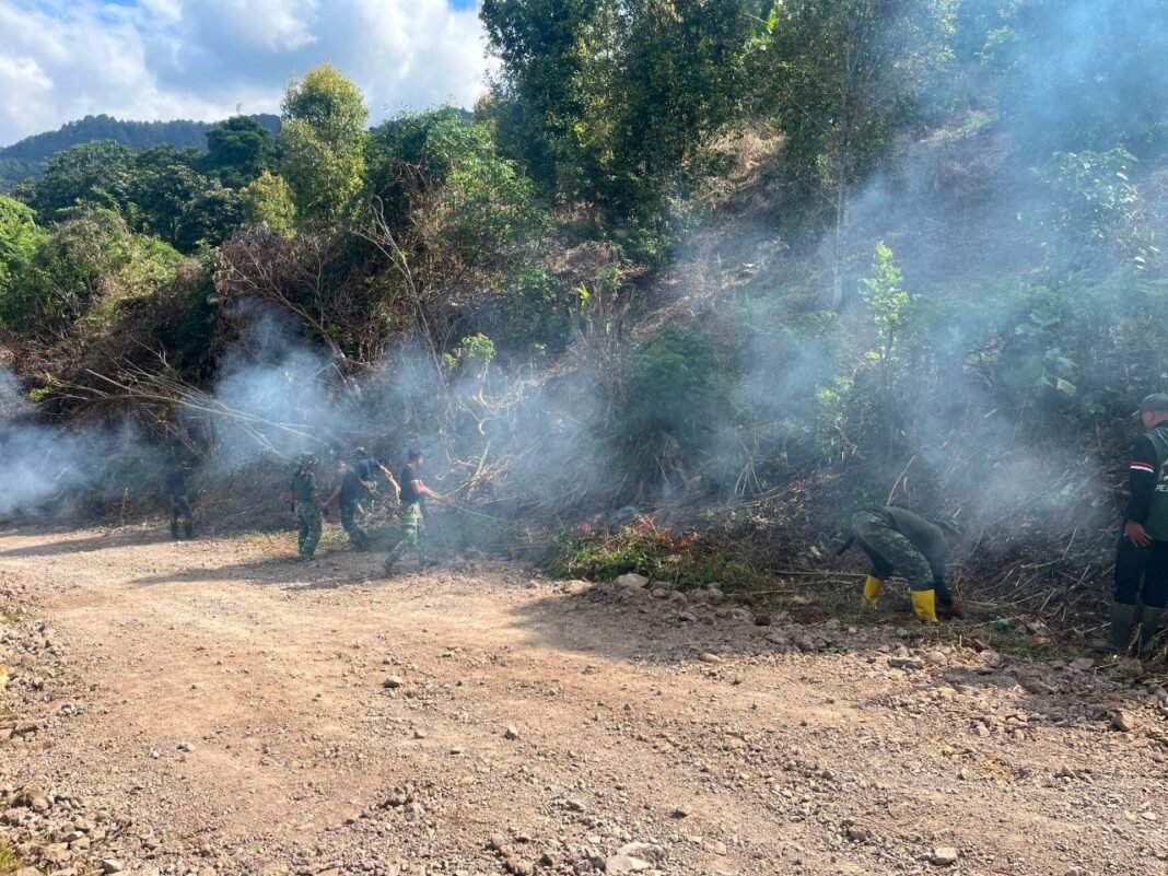Pelaksanaan Pembersihan Jalan oleh Satgas TMMD Ke-129 di Bone
