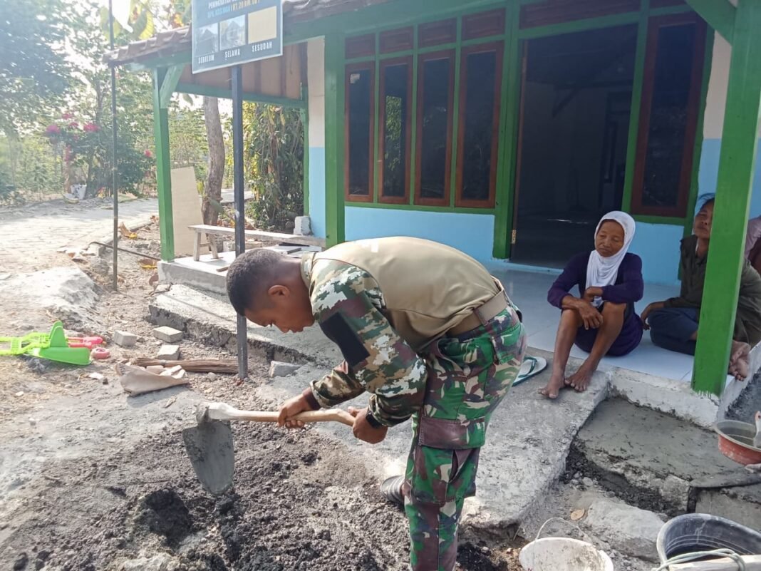 Partisipasi TNI dan Masyarakat dalam Renovasi Rumah Kasiman