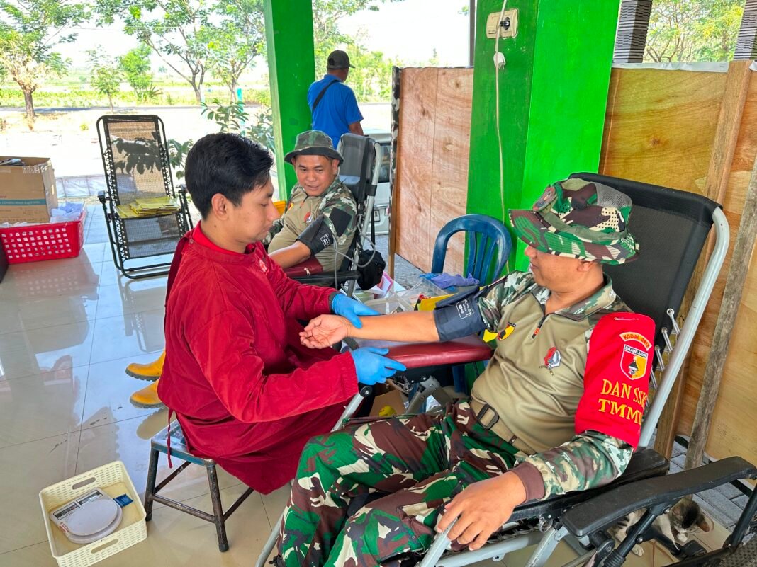 Donor Darah di TMMD Ke-129: Kegiatan Kemanusiaan Satgas dan Komunitas Bersatu