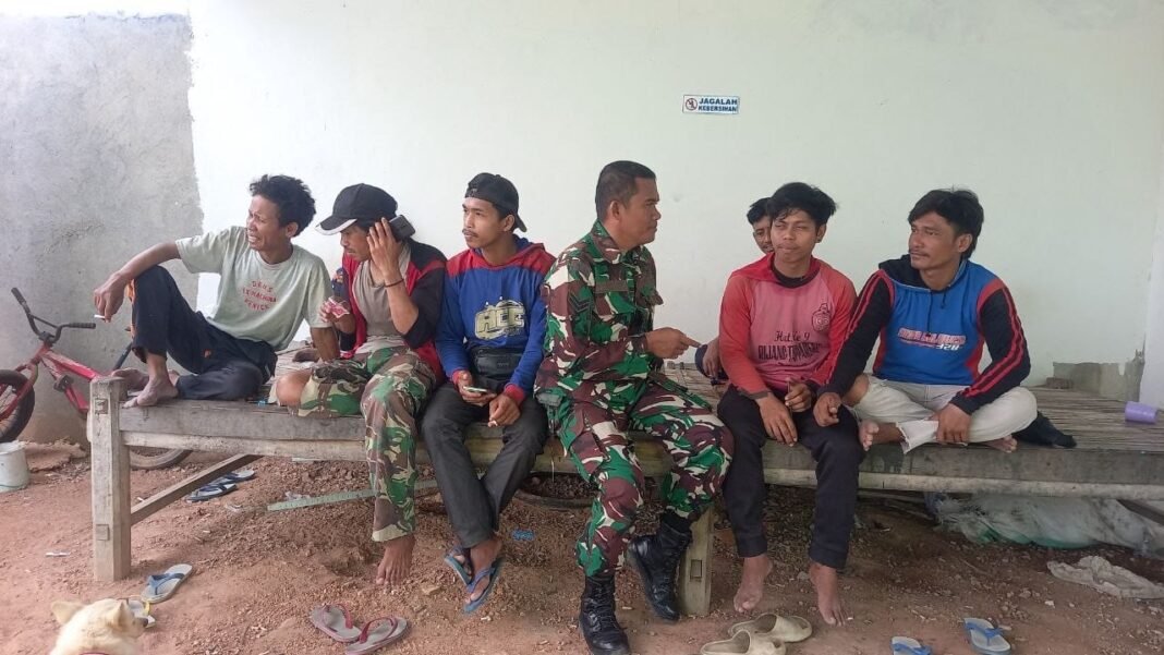Aktivitas Komsos Babinsa Talumae untuk Dukungan Masyarakat
