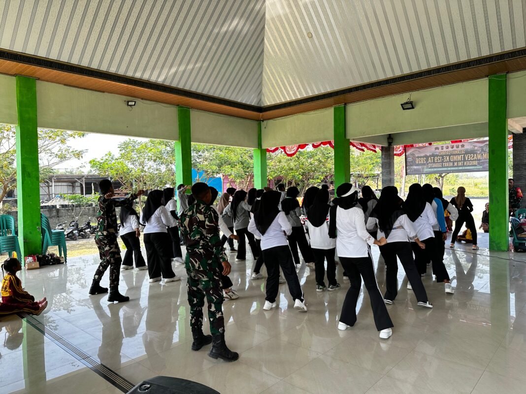 Menggandeng Warga Melalui Senam Bersama dalam TMMD Ke-129 Kodim 0813/Bojonegoro