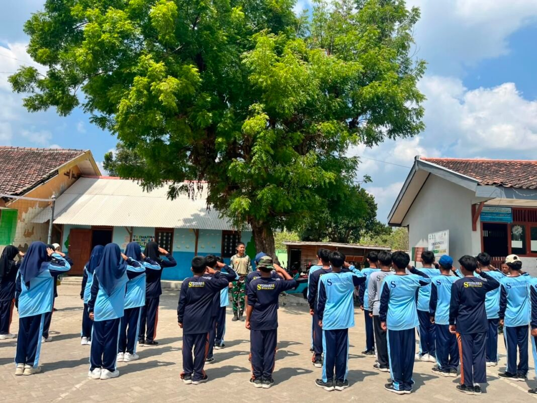 Kegiatan Latihan PBB oleh Satgas TMMD di SMPN 1 Atap Kesongo, Mengasah Karakter Pelajar