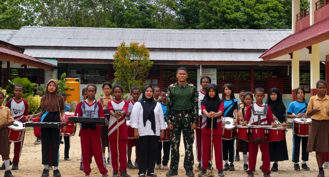Prajurit Yonif TP 859/RBK Ajak Siswa SDN Pariem Mengembangkan Karakter Melalui Drumband dalam Program PINTAR