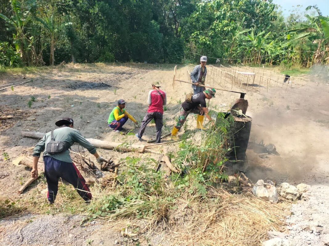 Efisiensi Proses Pembakaran Aspal oleh Satgas TMMD Ke-129