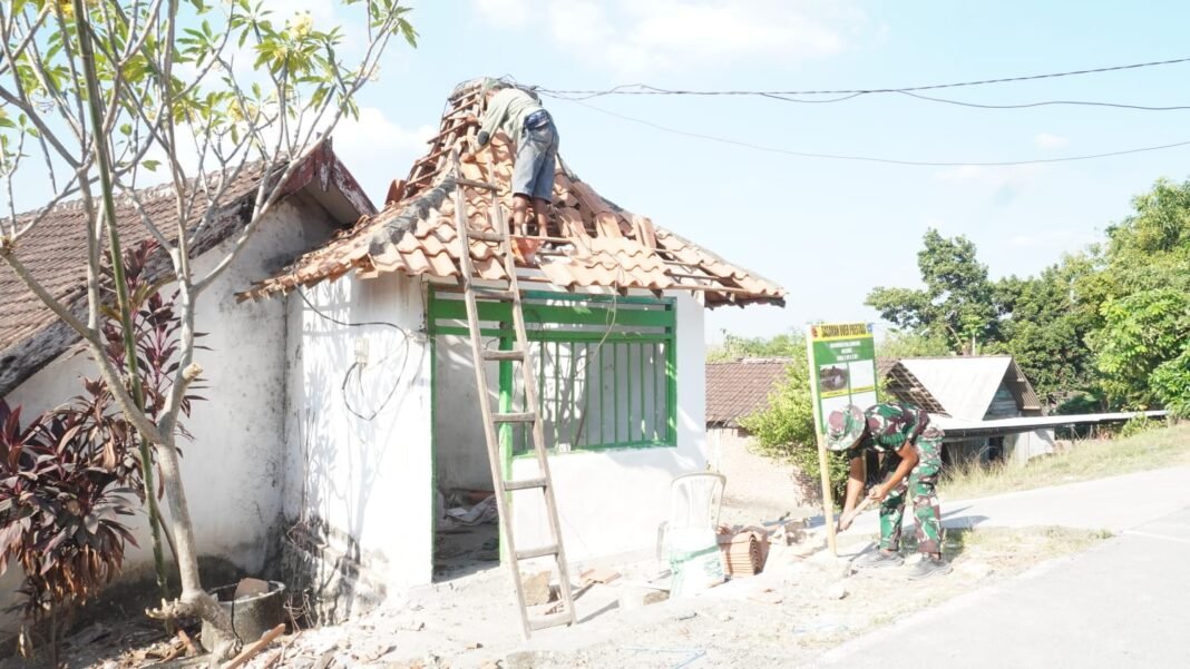 Sinergi TNI dan Warga Dalam Pembangunan Pos Kamling Tlemang