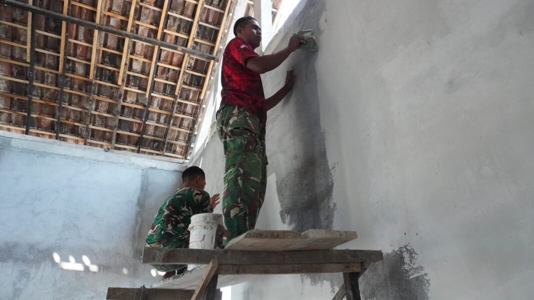 Kerja Keras Prajurit TNI: Memperindah Rumah Pak Saiful di Desa Tlemang