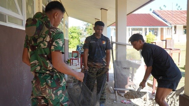 Peningkatan Mutu Ruang Kelas di SDN Polewali oleh Satgas TMMD Ke-129