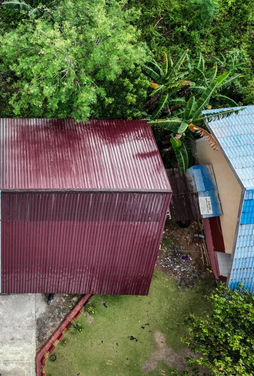 Progres Pemasangan Atap Seng dan Plafon di SMP Negeri 2 Bungku Selatan