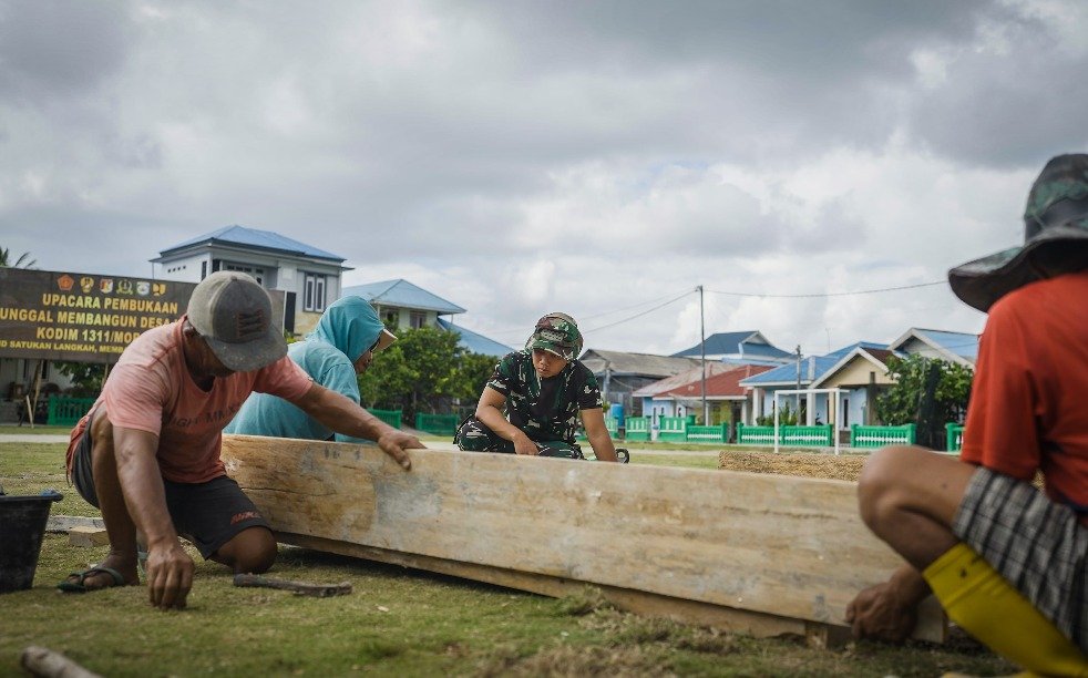 Simbol Kebersamaan: Gapura TMMD di Desa Umbele