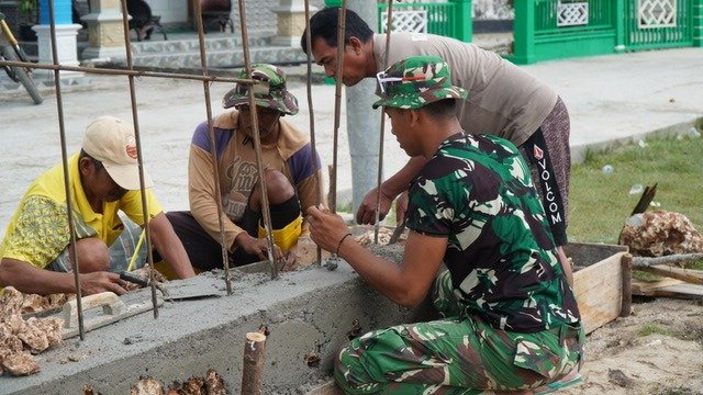 Warga dan Satgas TMMD Bersatu dalam Pembangunan Gapura di Umbele