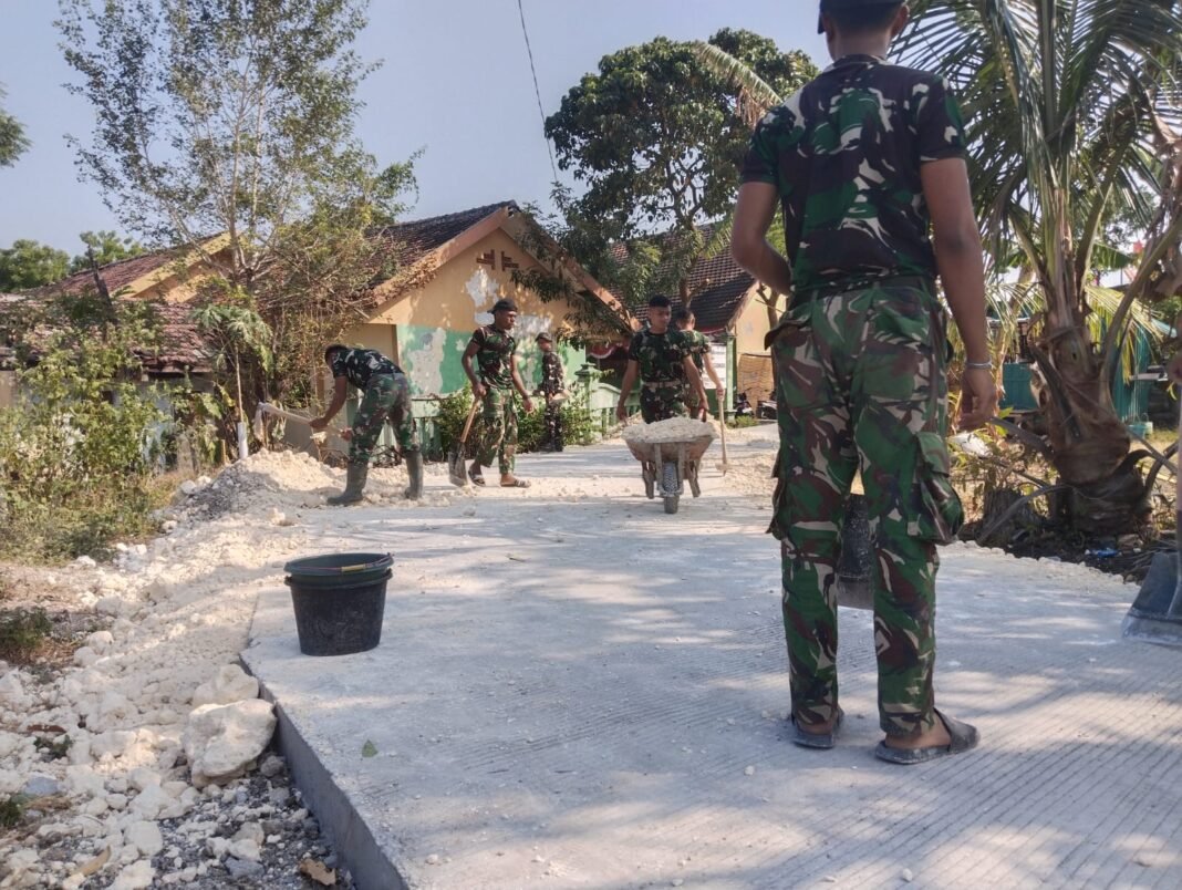 Aksi Kolaborasi Anggota Satgas TMMD Ke-129 Kodim 0813/Bojonegoro Dalam Menguatkan Jalan Kedung Pandan