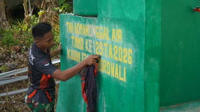 Satgas TMMD Ke-129 Perindah Sarana Air Bersih dengan Pengecatan