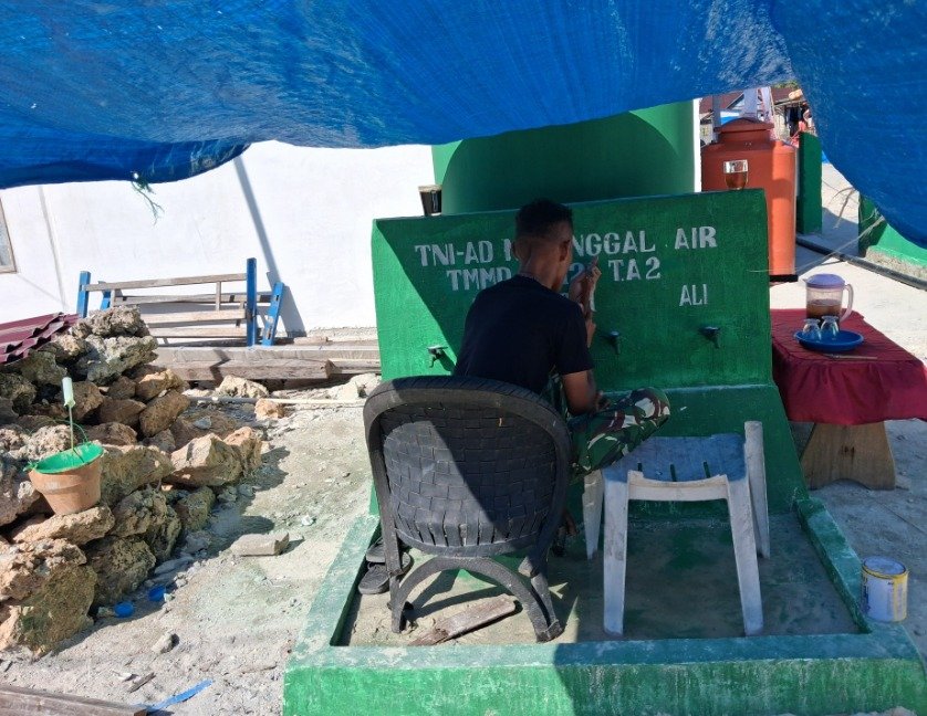 Wujud TMMD Dikenalkan Melalui Pengecatan di Desa Umbele