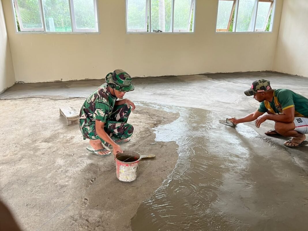 Satgas TMMD Teruskan Proyek Pengecoran Lantai di SD Polewali