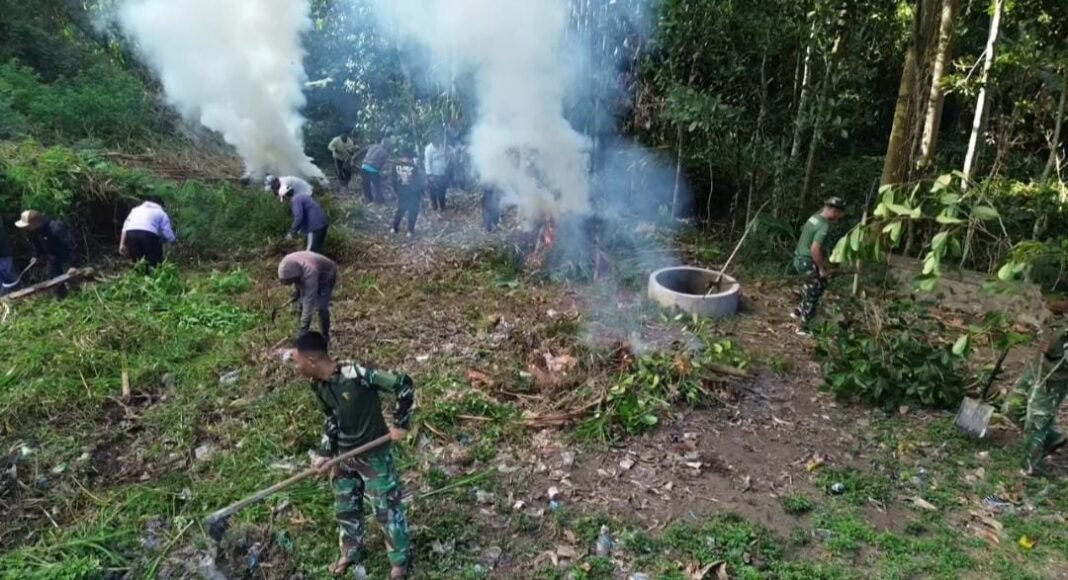 Pembersihan Lingkungan Pura Puseh oleh Satgas TMMD Ke-129