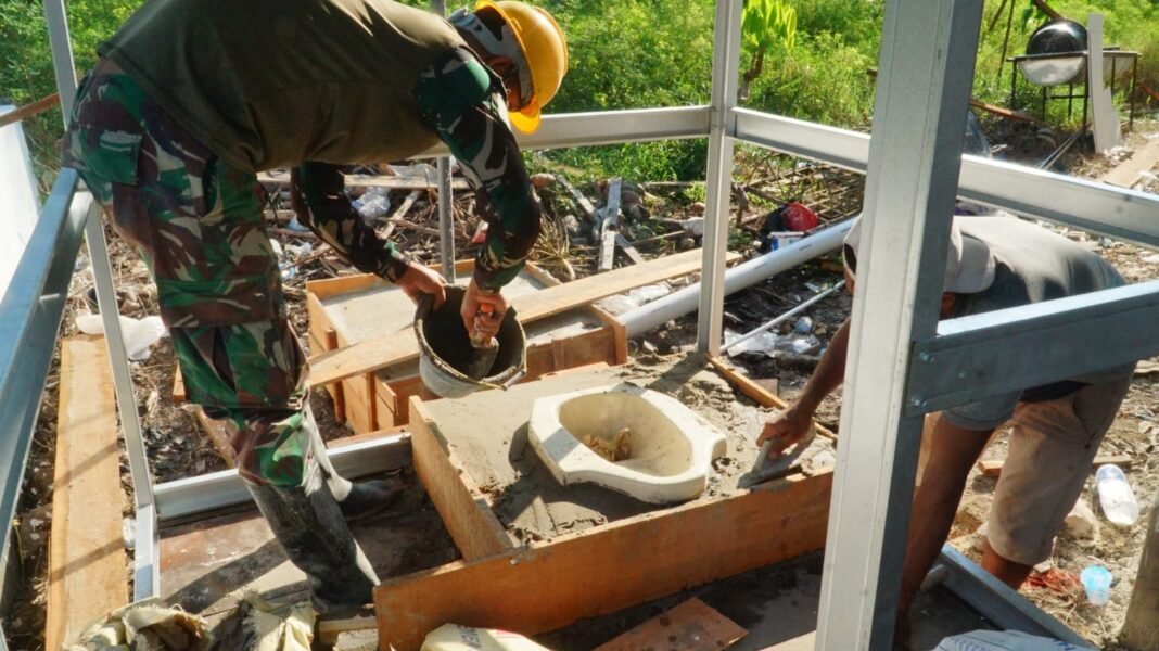 Satgas TMMD Reguler ke-129 Bersama Warga Laksanakan Pengecoran Toilet MCK Sasaran 5