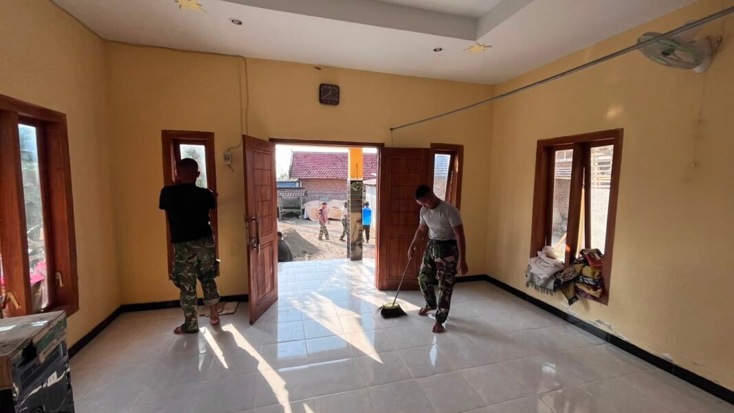 Kegiatan Sosial Satgas TMMD ke-129 dalam Membangun Musala Desa Tlemang