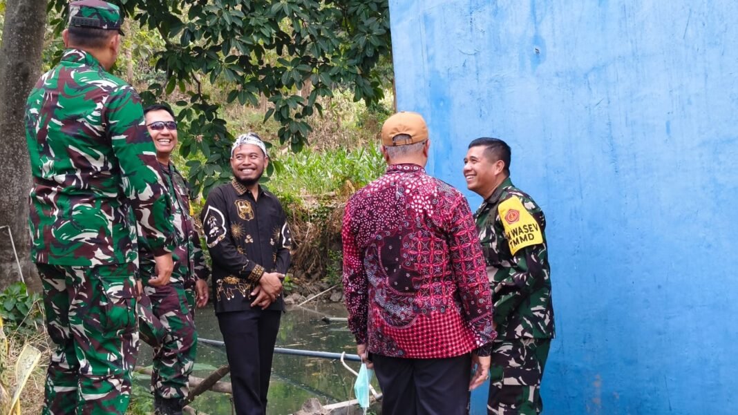 Laksamana Pertama TNI Tinjau Ketersediaan Air Bersih di Desa Tlemang