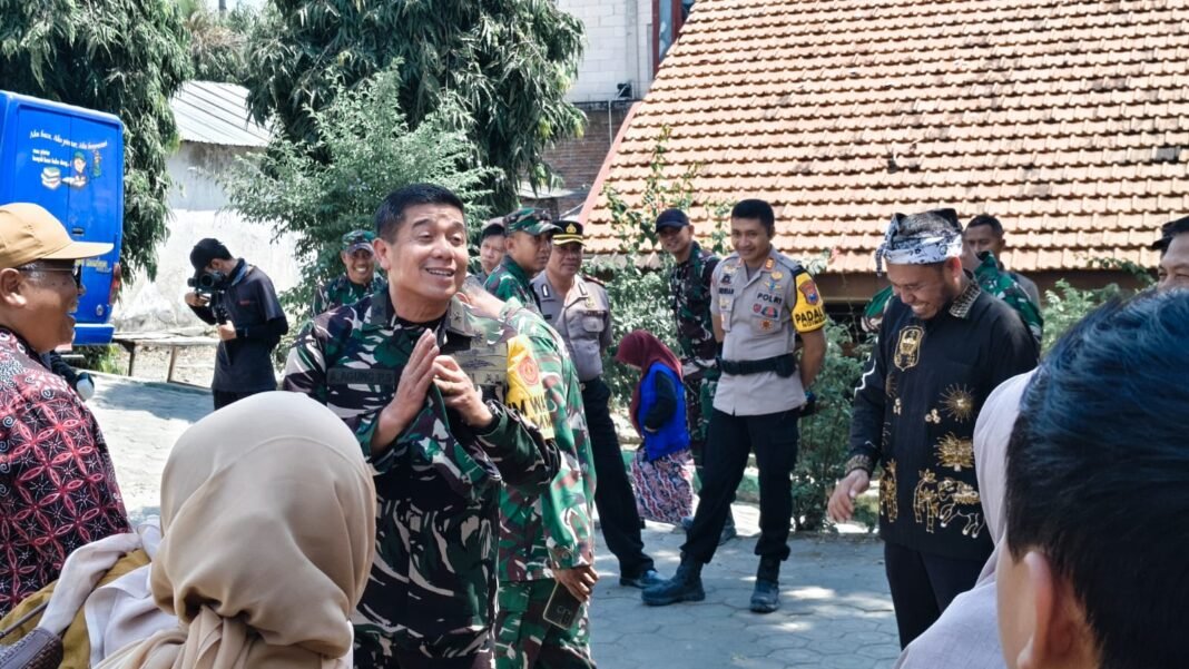 Pelayanan Keluarga Berencana di Desa Tlemang oleh Tim Wasev TMMD ke-129