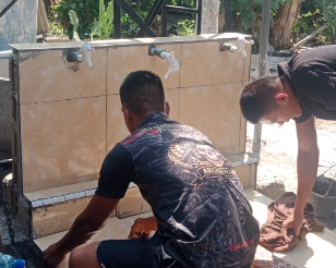 Pemasangan Keramik Sumur Bor TMMD di Desa Deniang: Menuju Access Air Bersih