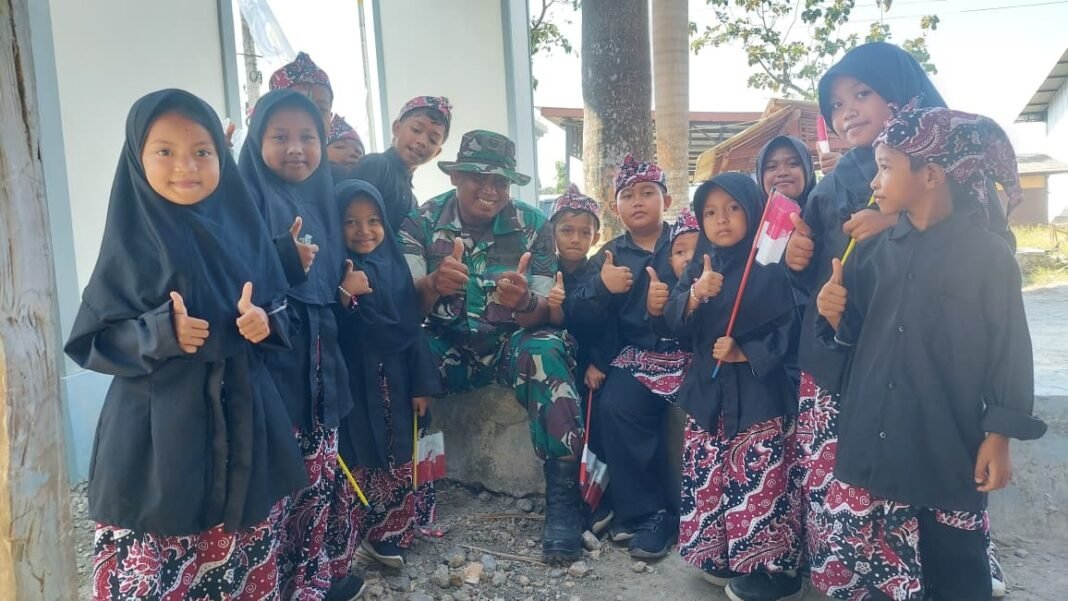 Keceriaan Anak-anak SD Bersama Sertu Ardianto di TMMD 129