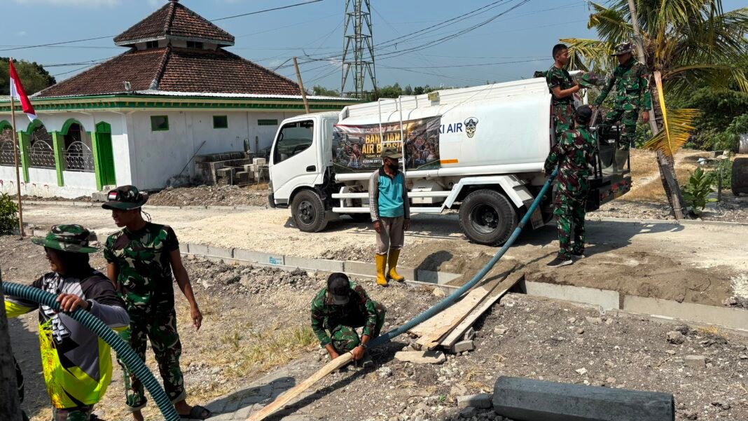 Distribusi Air Bersih oleh Kodim 0813/Bojonegoro Meningkatkan Kerjasama Komunitas