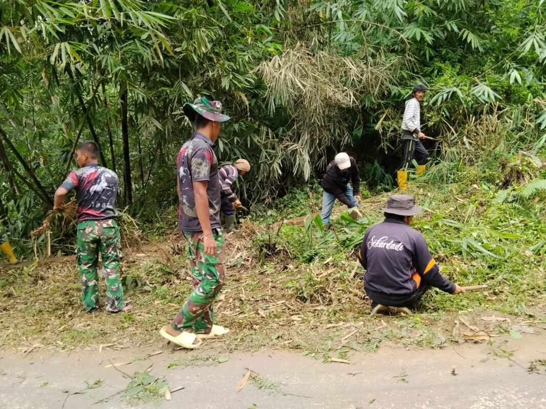 Masyarakat dan TNI Bersinergi dalam Kegiatan Pembersihan Jalan