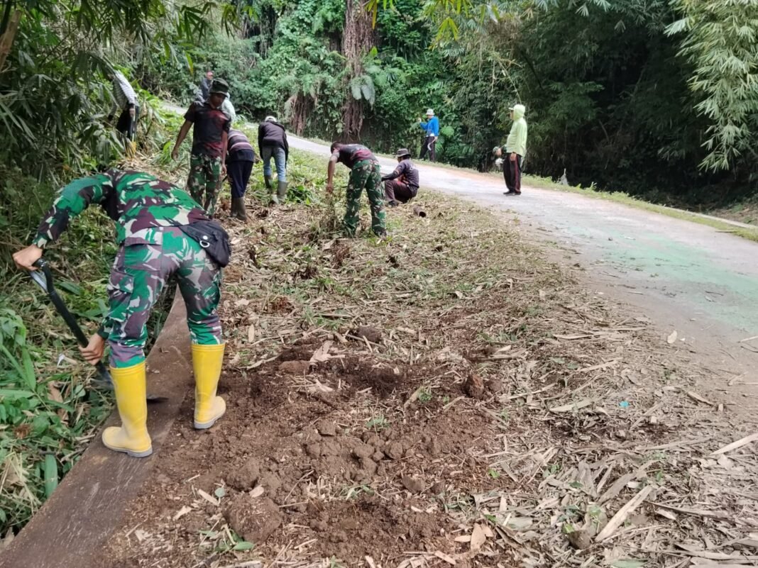 Kerja Sama Warga dan TNI dalam Pemeliharaan Jalan Rabat Beton TMMD Ke-129