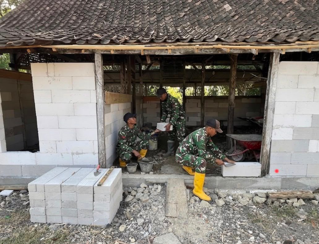 Pembangunan RTLH Bapak Kardo Diteruskan oleh Satgas TMMD
