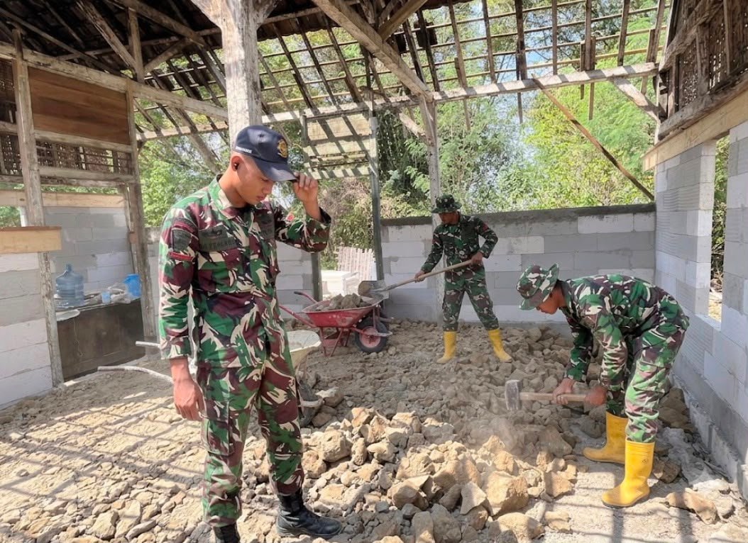 Pemasangan Dinding Batako RTLH Bapak Kardo Mempercepat Progres Proyek TMMD Ke-129