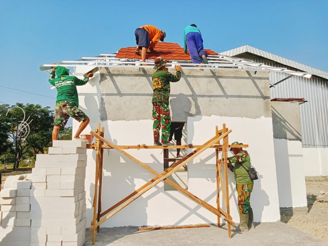 Dedikasi Tinggi Satgas TMMD Ke-129 Kodim 0813/Bojonegoro Dalam Pembangunan Musala dan MCK di Tengah Teriknya Matahari