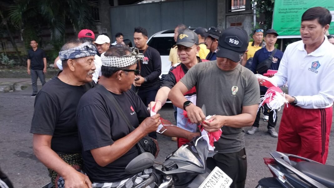 Danramil Klungkung Pimpin Pembagian Bendera Merah Putih