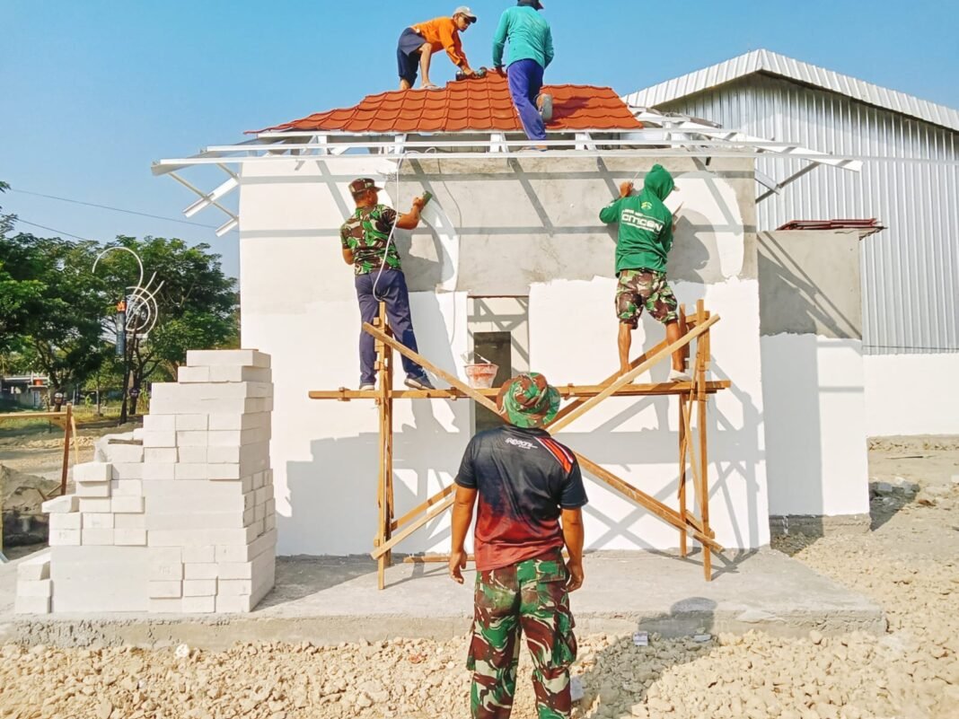 Tanggapan Gigih Satgas TMMD Ke-129 Kodim 0813/Bojonegoro Hadapi Sinar Matahari demi Pembangunan Musala dan MCK