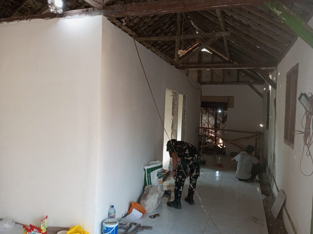 Keberlanjutan Pembangunan RTLH Ibu Tini oleh Satgas TMMD Ke-129 di Bojonegoro
