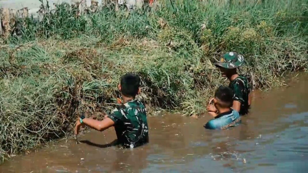 Kemanunggalan TNI-Rakyat Tersirat dalam Pembersihan Saluran Air oleh Satgas TMMD
