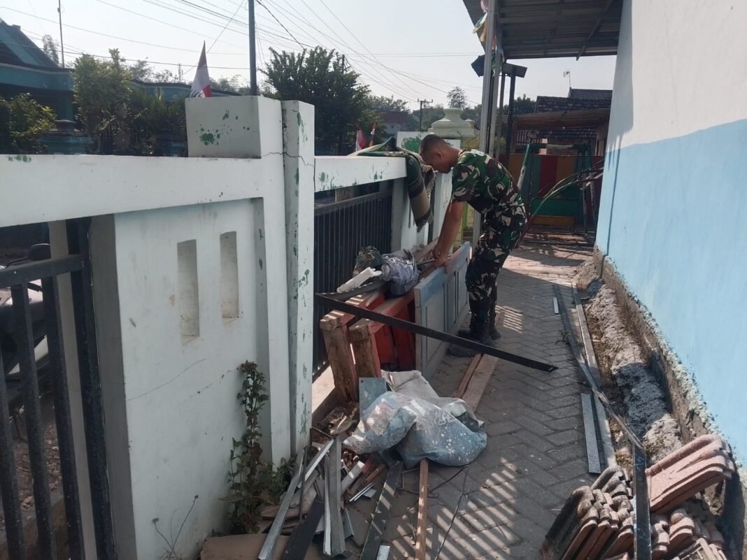 Gotong Royong di SDN Kesongo 1: Upaya TNI untuk Pendidikan yang Lebih Baik
