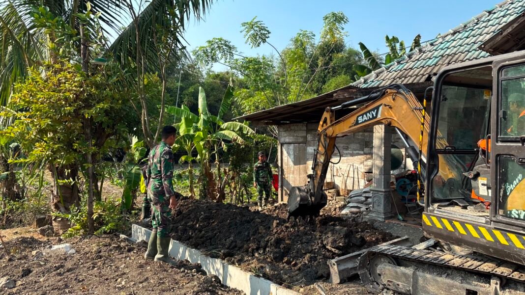 Pemanfaatan Excavator untuk Pembangunan Drainase oleh Satgas TMMD Ke-129 di Dusun Krebet
