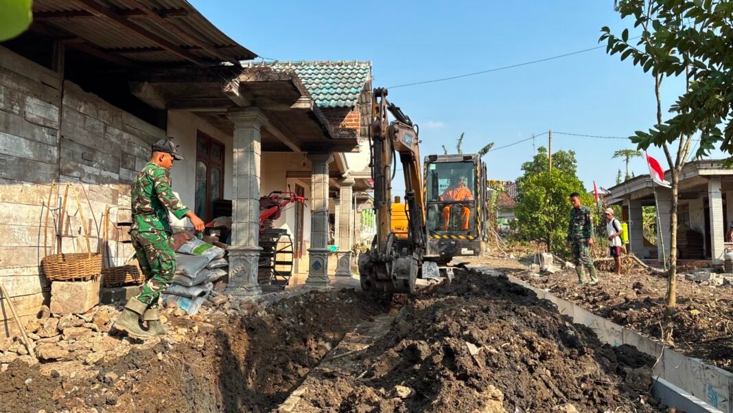 Strategi Efektif Satgas TMMD dengan Excavator untuk Drainase di Krebet