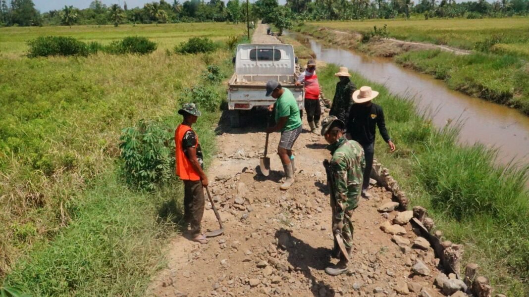 Kolaborasi Komunitas dan Satgas TMMD dalam Pembangunan Jalan