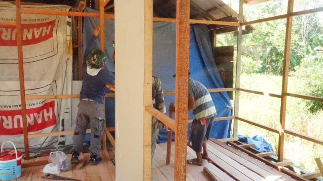 Gotong Royong Pemasangan Plafon oleh Satgas TMMD dan Masyarakat