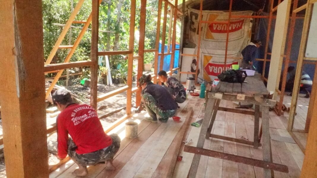 Kerja Sama Pemasangan Plafon oleh Satgas TMMD dan Warga Desa
