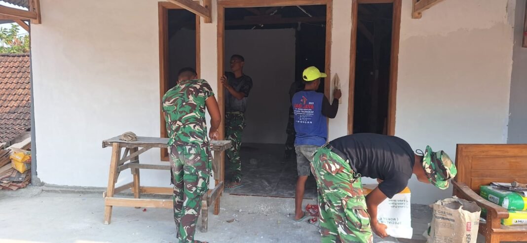 Sentuhan Presisi Prajurit TNI: Detail Ketelitian Satgas TMMD ke-129 Kodim 0812/Lamongan Sulap Dinding RTLH Desa Tlemang