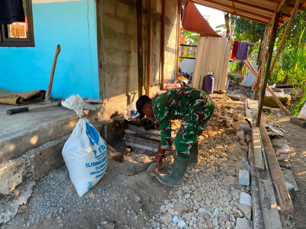 Keseriusan Satgas TMMD Kodim 0813/Bojonegoro Dalam Menjaga Kebersihan RTLH Bapak Ladi