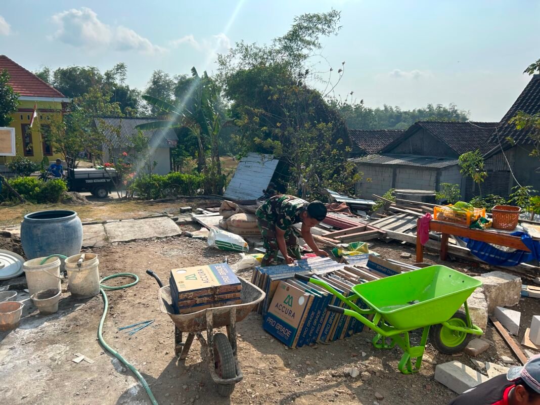 Solidaritas TNI dan Rakyat dalam Pembangunan Rumah