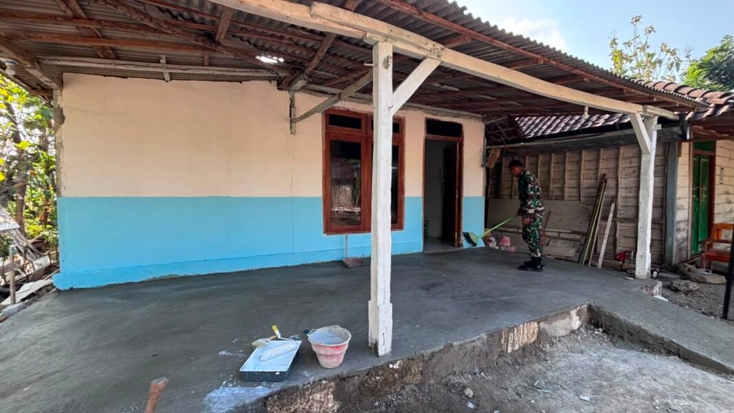 Kegiatan Pembersihan Satgas TMMD Ke-129 Kodim 0813/Bojonegoro di Rumah Ibu Jasmiati