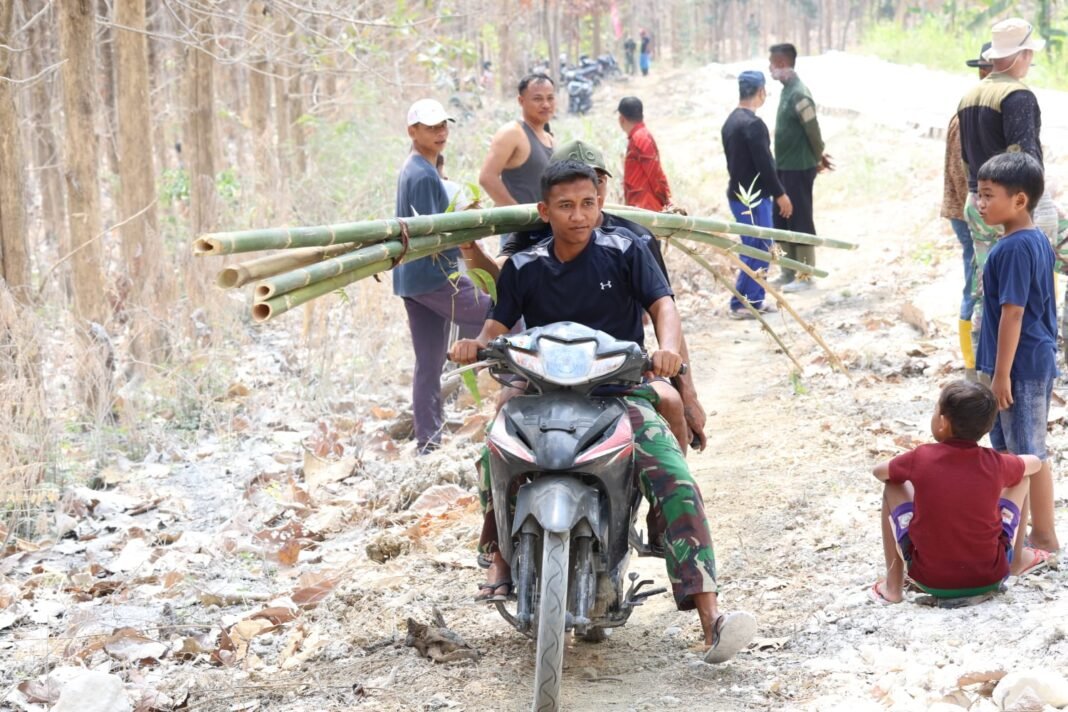 Prajurit TNI dan Warga Deso Tlemang Bersinergi Menyambut Kemerdekaan
