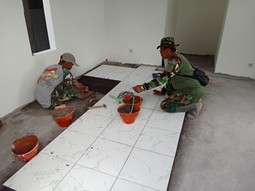 Pembangunan Musala dan MCK oleh Satgas TMMD Kodim 0813/Bojonegoro Masuk Tahap Akhir Pemasangan Keramik