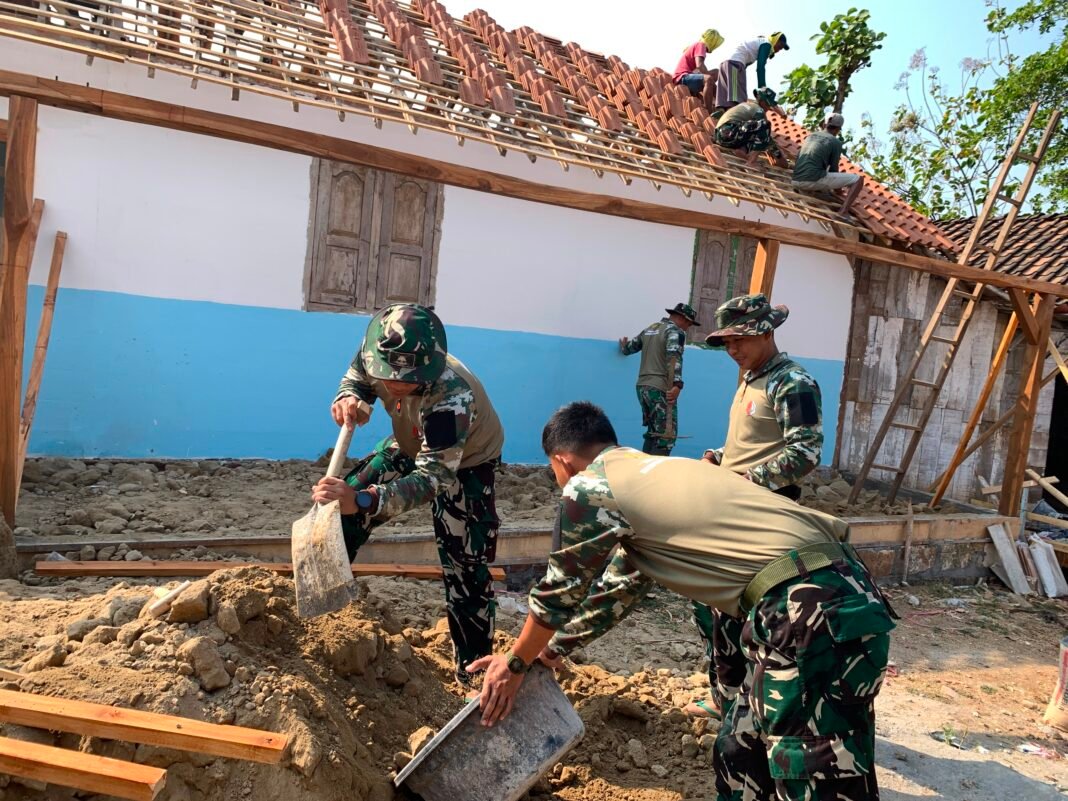 Gotong Royong dalam Rehabilitasi RTLH Bu Tini oleh Satgas dan Komunitas